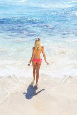 美麗的年輕女子在海灘上圖片