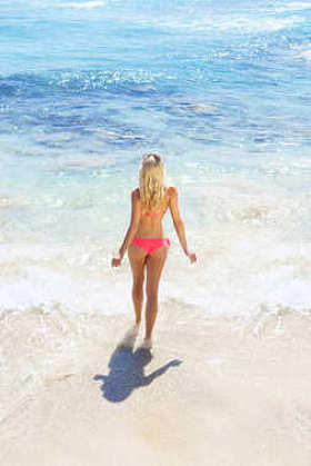 美丽的年轻女子在海滩上图片