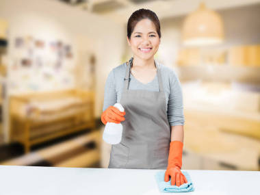 亞洲的家庭主婦掃桌上圖片
