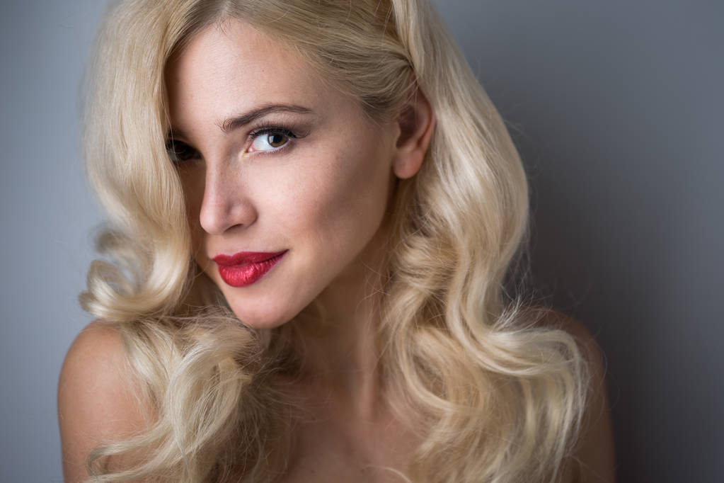 头发的漂亮女孩晚上  头发的漂亮女孩晚上