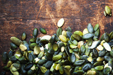 南瓜種子在木材的背景照片