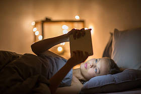 用平板电脑的年轻女人 