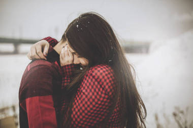 年輕的擁抱和親吻夫婦圖片