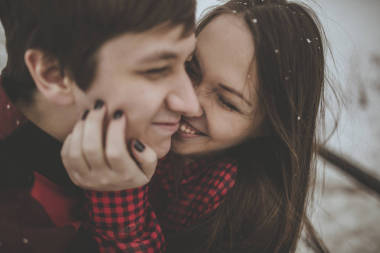 年輕的擁抱和親吻夫婦圖片