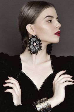 肖像的復古風格年輕美麗的黑頭發(fā)女孩打扮 w