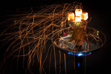 紅色的熱煤的水煙水煙。呼吸的火花