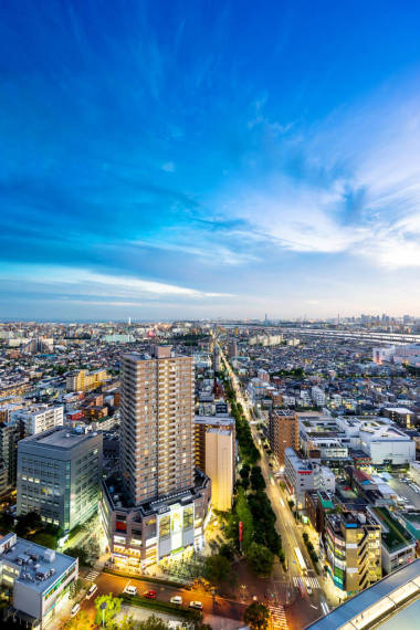 房地產(chǎn)和企業(yè)建設(shè)-現(xiàn)代城市全景的天際線鳥眼空中夜景下戲劇性氖輝光和美麗暗藍的天空在東京，日本的商業(yè)和文化概念