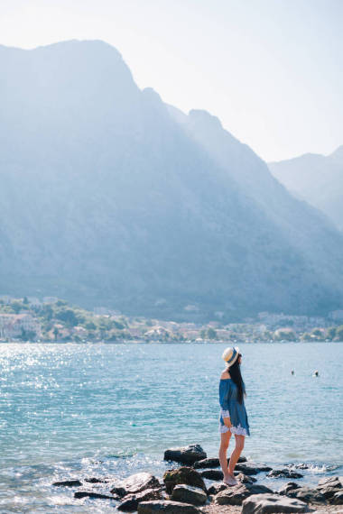 浪漫的女人走在海灘上圖片
