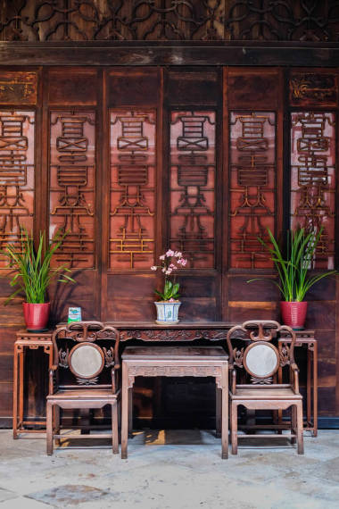 傳統(tǒng)東方中國(guó)的傳統(tǒng)建筑，木桌旁邊，主持及裝飾用美麗的蘭花，在澳門，中國(guó)