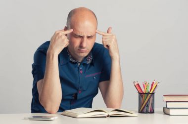 禿頭佬嚴(yán)肅的思考