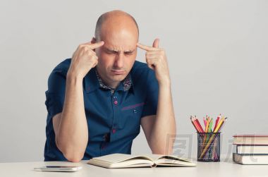 禿頭佬嚴(yán)肅的思考