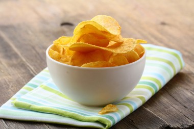 薯片在木桌上的白碗