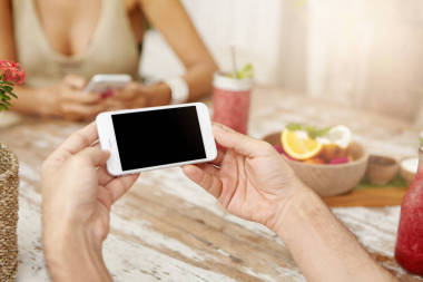 男子手持触摸屏手机