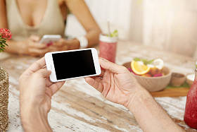 男子手持触摸屏手机