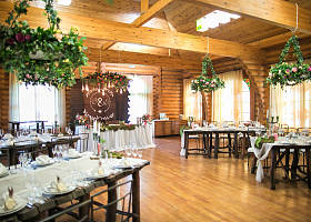 美丽的婚礼装饰。婚礼的内部。节日装饰