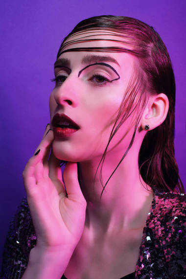 時裝模特在紫色的背景圖片