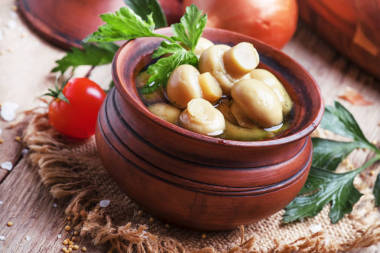 自制腌漬的蘑菇照片