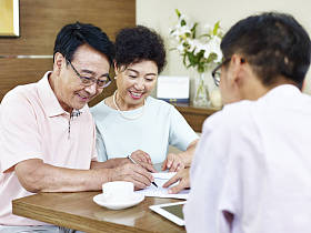 高级亚洲夫妇签订合