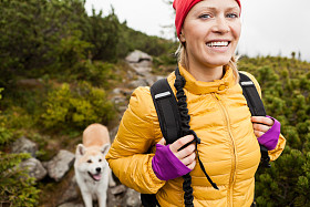 在秋田犬山徒步旅行的女人照片