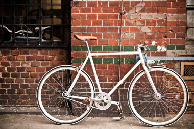 紅墻上，復古風格的城市自行車