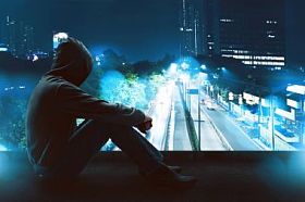坐在屋顶上的男人图片