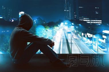 坐在屋頂上的男人圖片