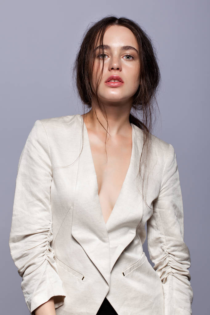 白色大方美丽年轻的黑发女人肖像肖像