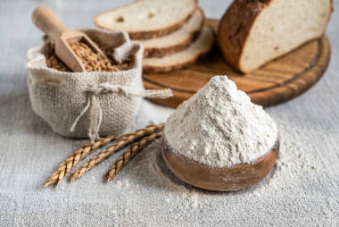 小麦和面粉在桌子上照片