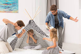 爸爸读的书和孩子们玩耍