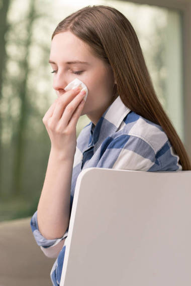 悲傷的少女哭泣