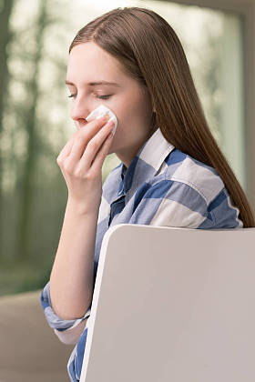 悲伤的少女哭泣