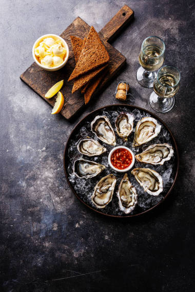 打开牡蛎与面包和黄油照片