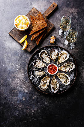 打开牡蛎与面包和黄油照片