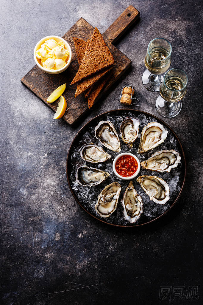 打開牡蠣與面包和黃油照片