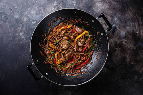 面条与牛肉和蔬菜图片