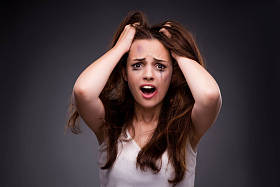 女人在暴力和歧视的概念图片