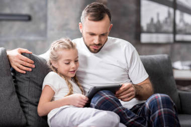 父親和女兒使用數(shù)字平板電腦照片