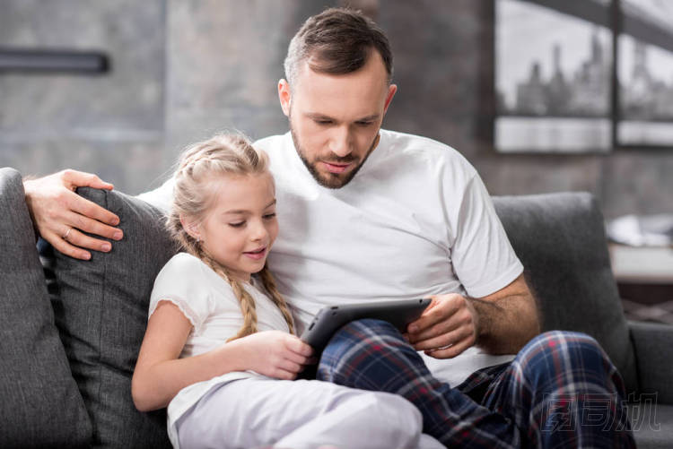 父亲和女儿使用数字平板电脑照片