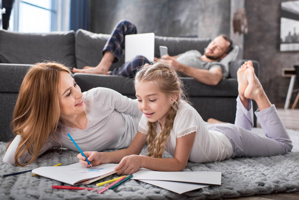 母亲和女儿绘图图片
