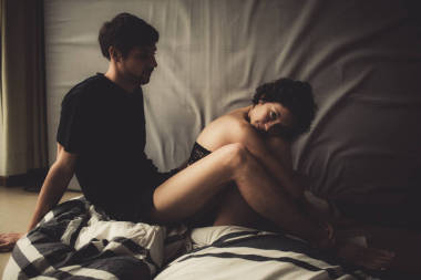 男朋友包裹腳親愛的雙腿圖片