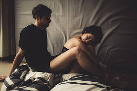 男朋友包裹脚亲爱的双腿图片