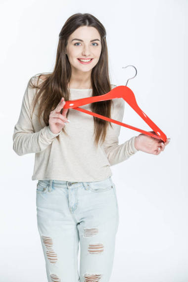 女人控股衣架