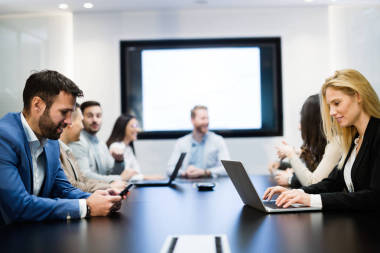 在會議室里開會的商務人士