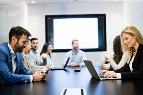 在会议室里开会的商务人士