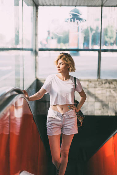 女人站在夏天的衣服街