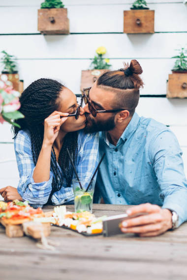 在智能手机上的夫妇制作自拍照