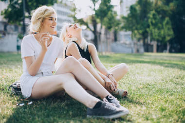 坐在公園的婦女