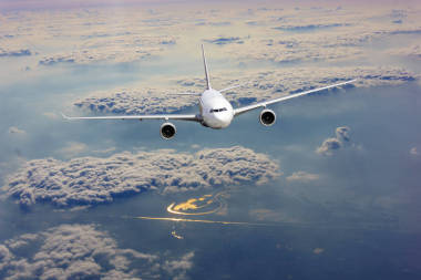 飛機(jī)飛過(guò)云端。交通旅游概念