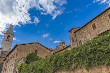 皮恩扎在山頂村莊的視圖照片