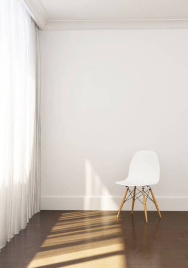 舒适的康纳、 椅子和阳光中放松的早晨